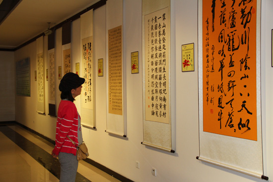 昭君文化节期间的书画展览，吸引市民驻足观看