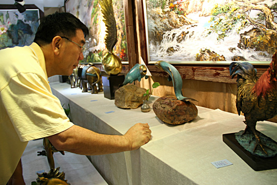 文博会展览，市民被来自台湾的青铜艺术品所吸引