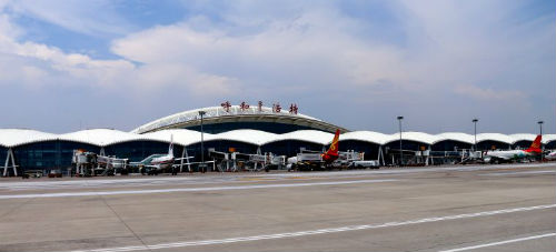 <p>呼和浩特白塔国际机场繁忙的停机坪</p>